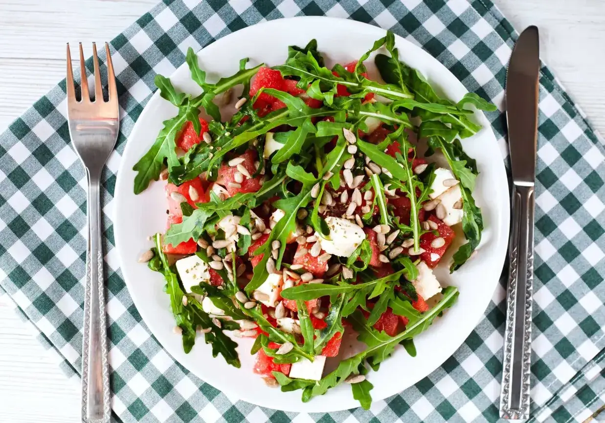 wegetariańskie i wegańskie dania z rukolą