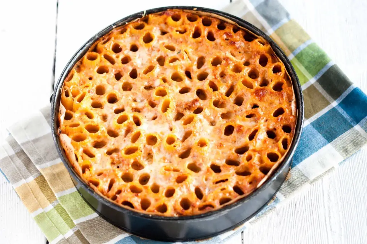 Zapiekanka makaronowa z pomidorami i serem, idealna na obiad.