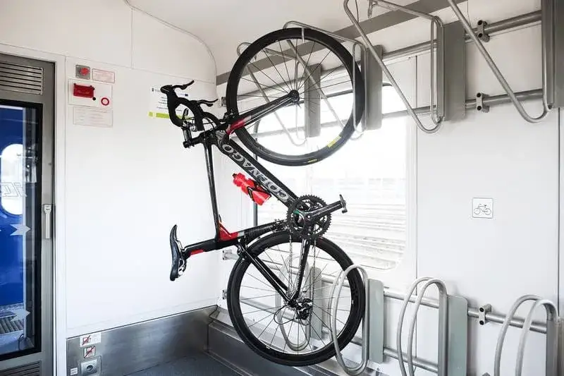 rower w pociągu intercity stojak