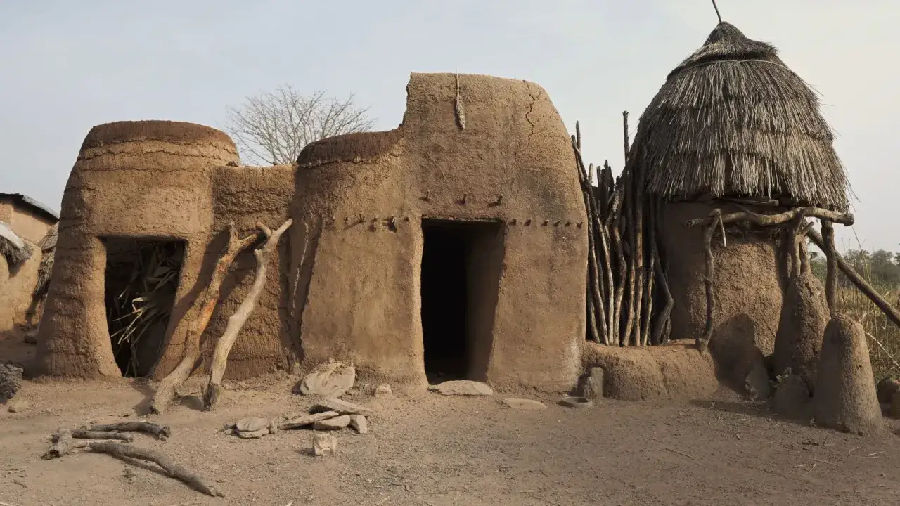 Tradycyjne gliniane chaty w Afryce, fascynujące atrakcje turystyczne.