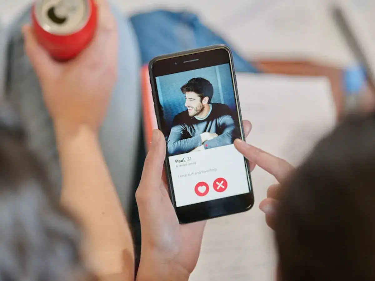 Palec wskazujący przesuwa profil Paula na Tinderze, szukając inspiracji, jak znaleźć kogoś na tej platformie.