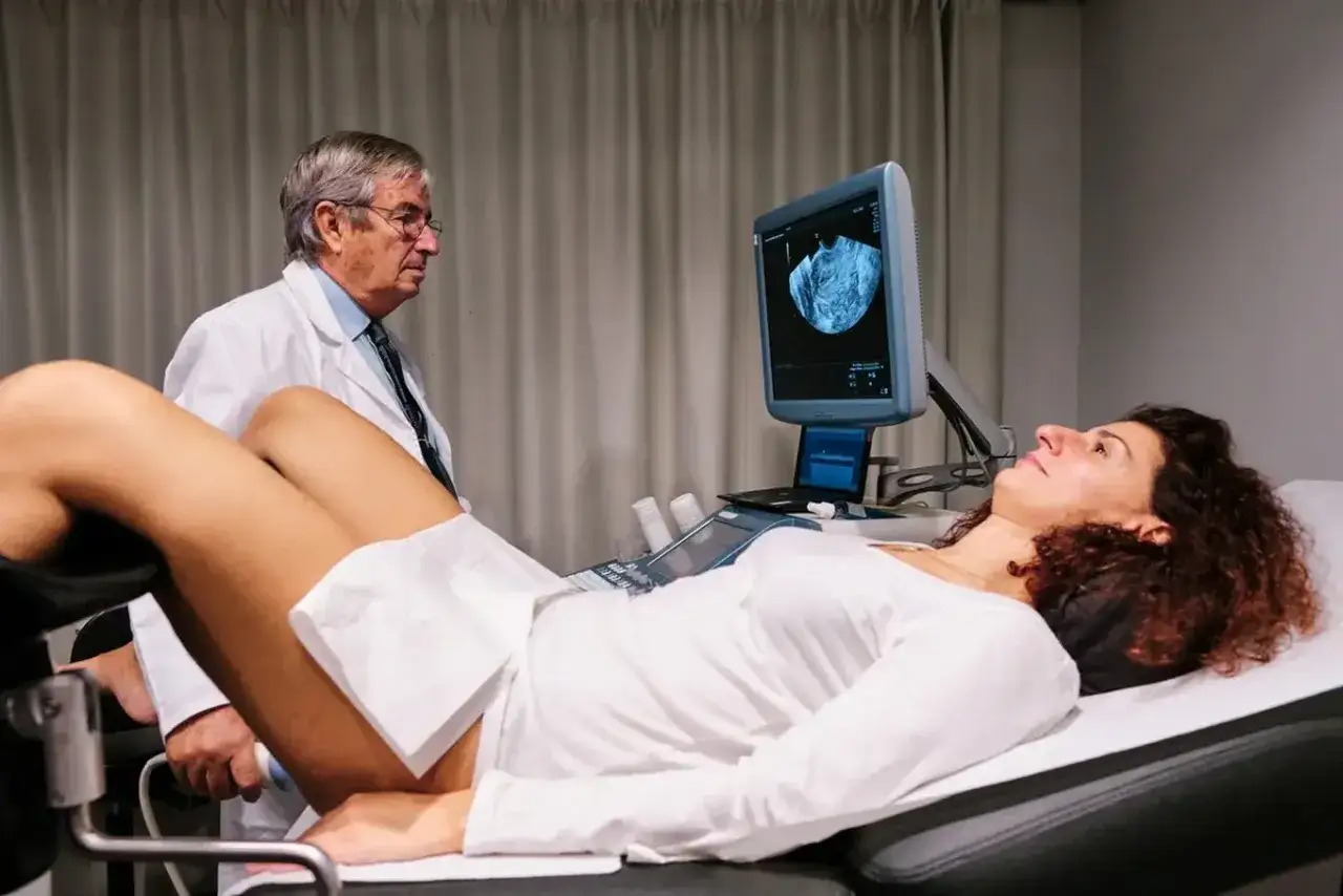 kobieta rozmawiająca z ginekologiem, wizyta lekarska, badania hormonalne