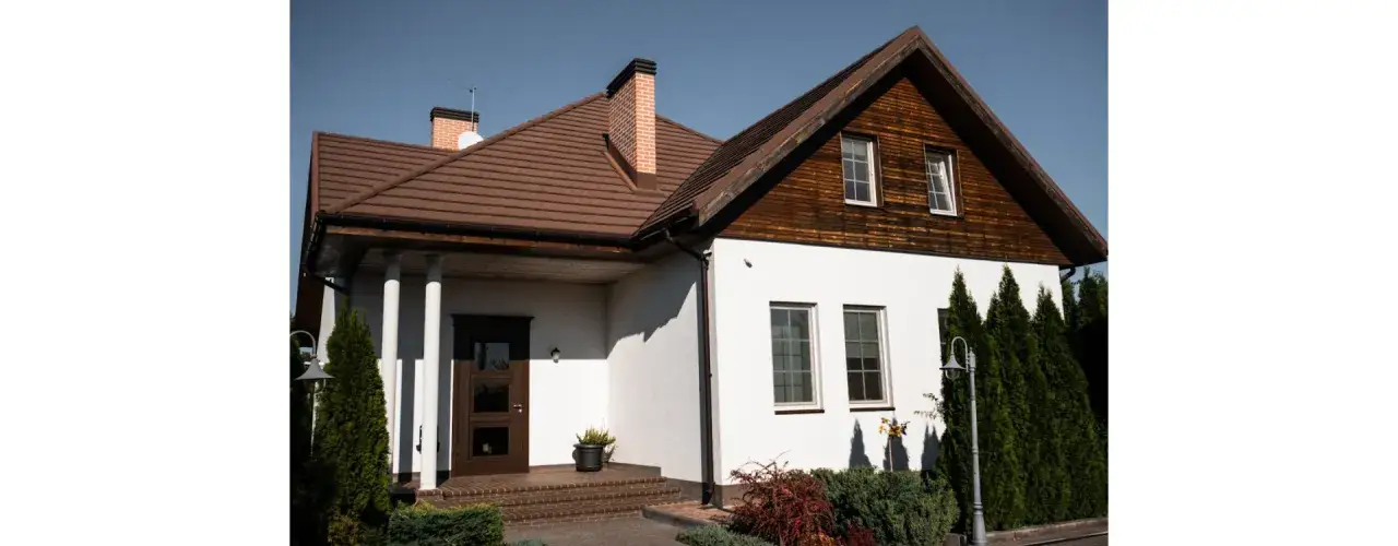 kolory elewacji do brązowego dachu i białych okien