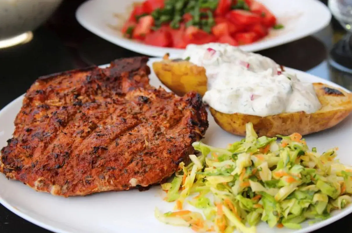 Pyszny schab z grilla z pieczonym ziemniakiem, sur&oacute;wką i sosem. Idealny letni obiad.