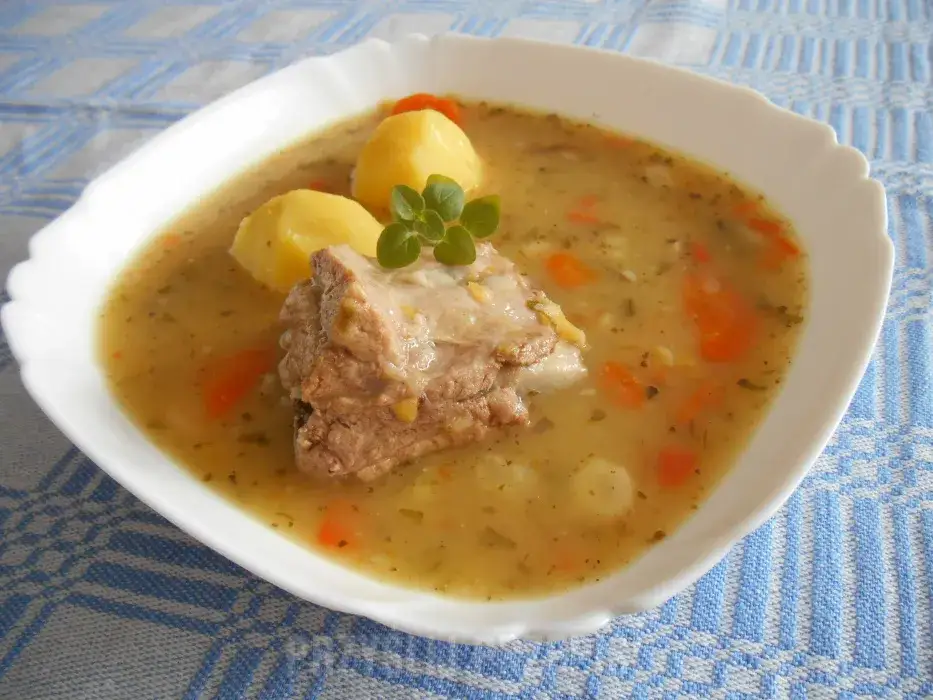 Gęsta i rozgrzewająca zupa grochowa z żeberkami
