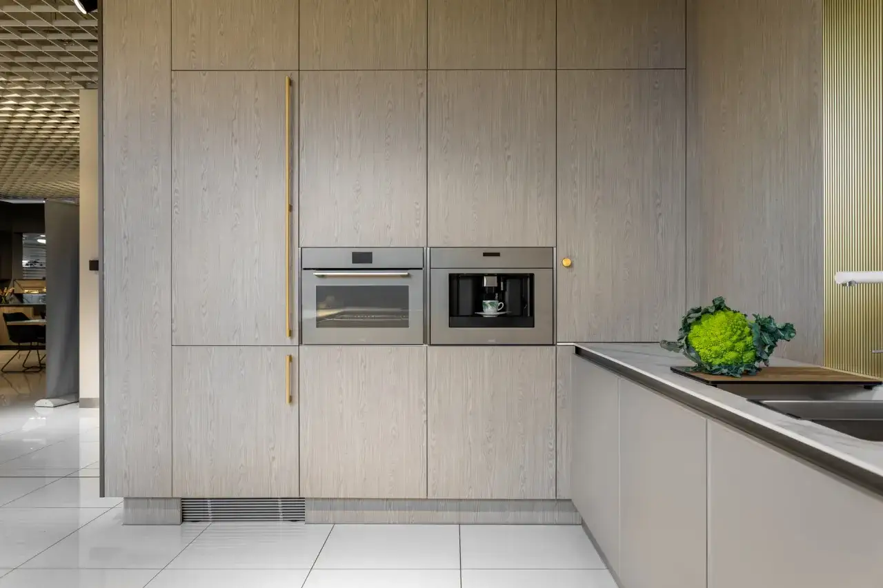 meble w zabudowie kuchennej, szafa wnękowa vs wolnostojąca