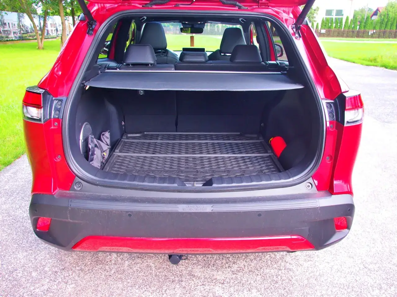 Toyota Corolla Cross wnętrze bagażnik