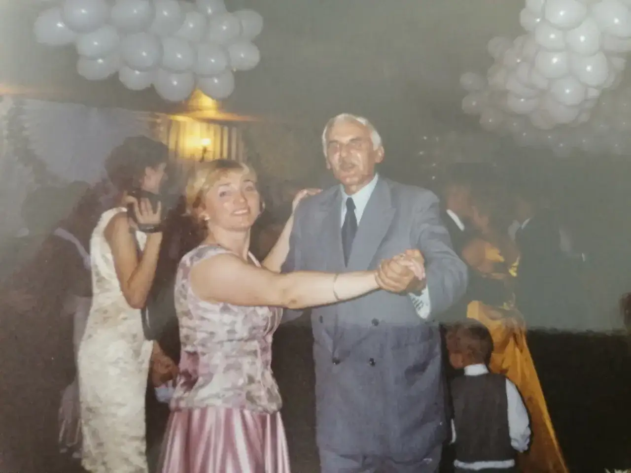 Elegancka para w strojach z lat 40. tańcząca swing