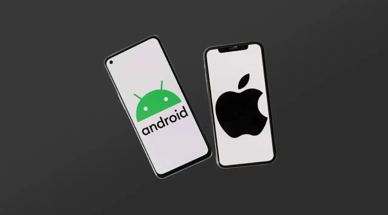 Dwa smartfony: jeden z logo Android, drugi z logo Apple. Wybór systemu operacyjnego w smartfonie.