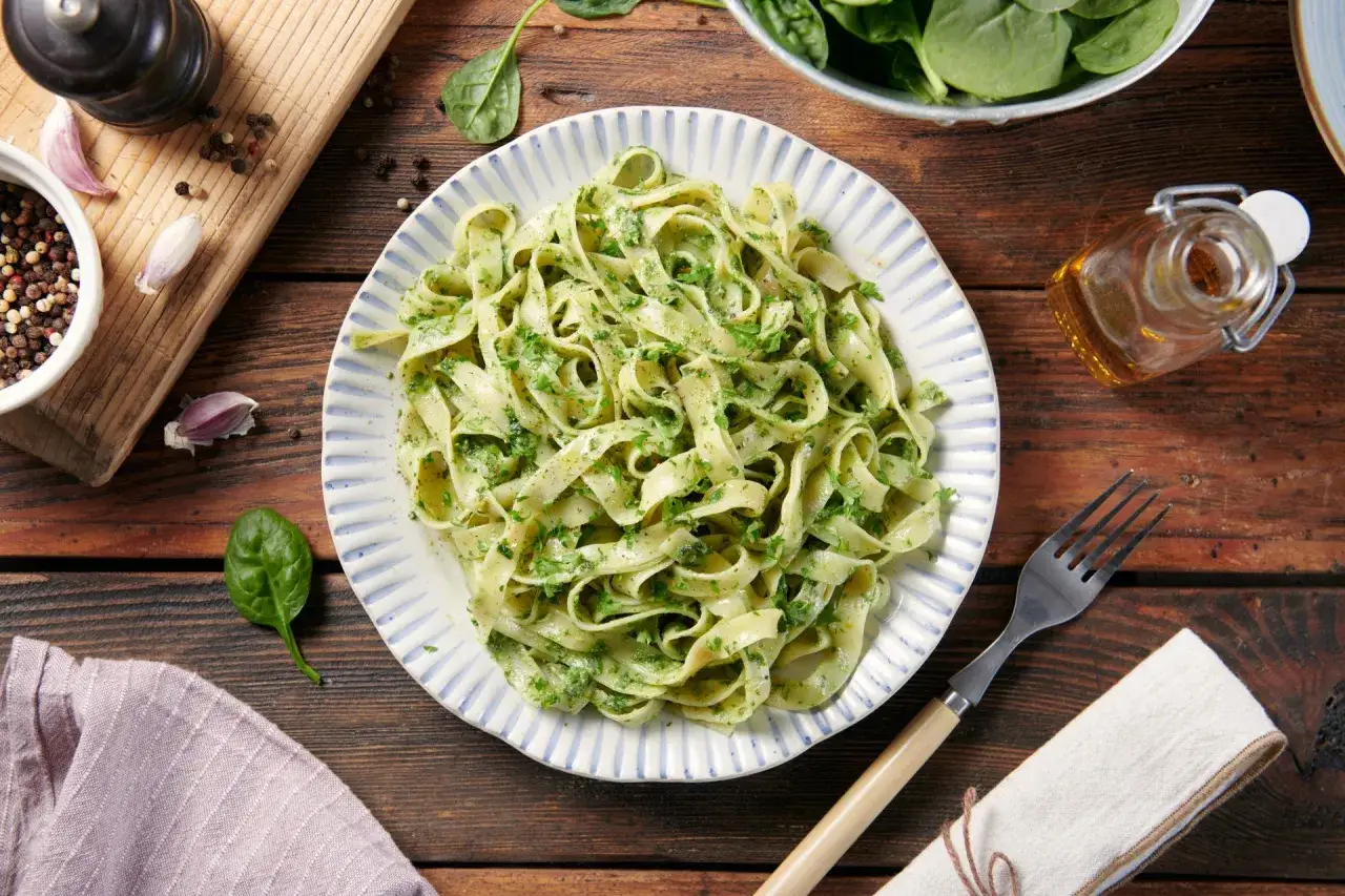 Porcja tagliatelle z zielonym pesto. Idealna ilość makaronu tagliatelle na osobę, by cieszyć się smakiem.