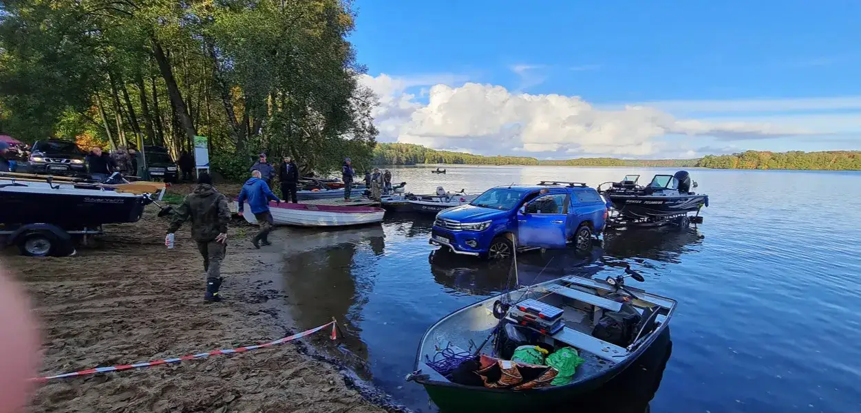 Wędkarz nad jeziorem Jasień z pozwoleniem