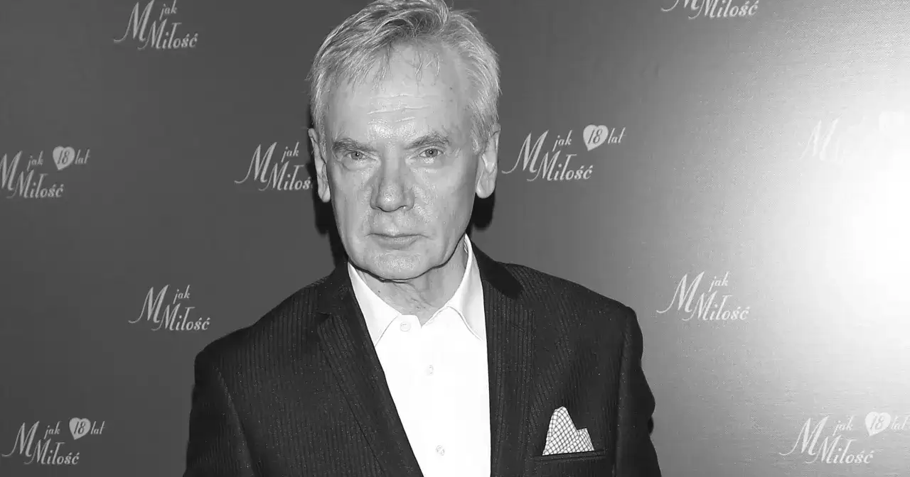 Aktor, który grał w M jak Miłość, w eleganckim garniturze i z poszetką.