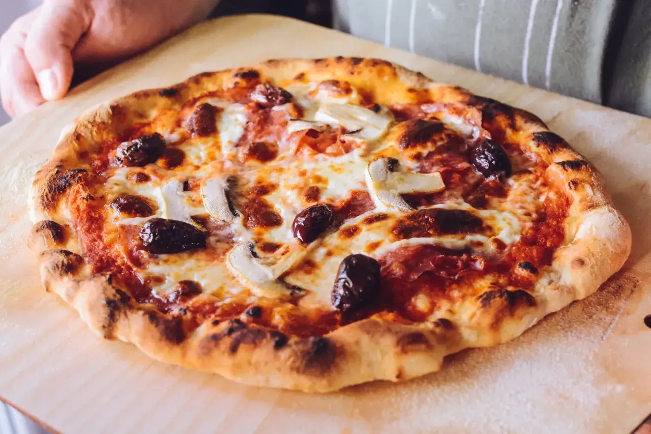 Idealne proporcje ciasta na pizzę, z oliwkami, pieczarkami i serem. Idealna na rodzinny obiad.
