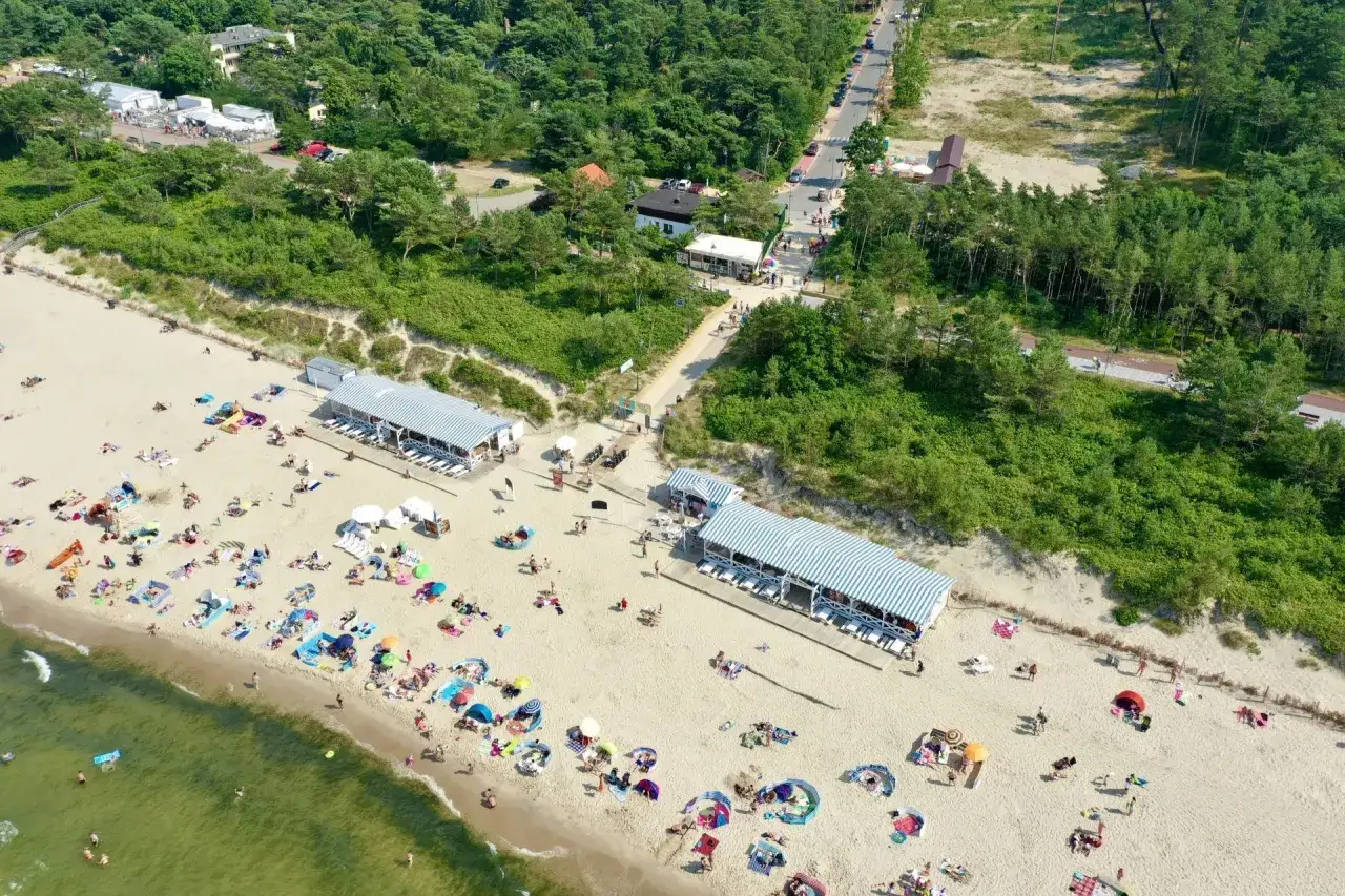 Piękna plaża, mnóstwo ludzi, zielony las. Czy warto jechać do Krynicy Morskiej? Zdecydowanie tak! Idealne miejsce na wakacje.