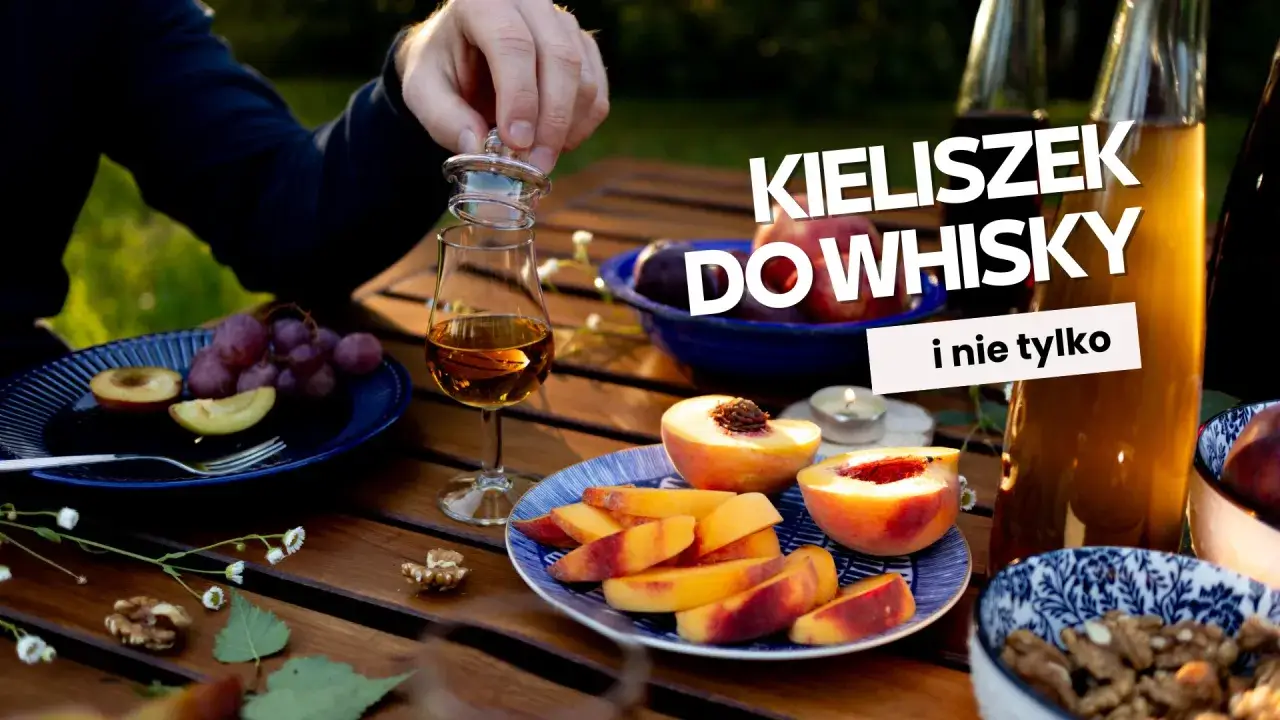 Elegancki kieliszek z bursztynowym płynem, obok brzoskwinie, winogrona i orzechy. Idealne dodatki, by dowiedzieć się, jak pić bourbon.