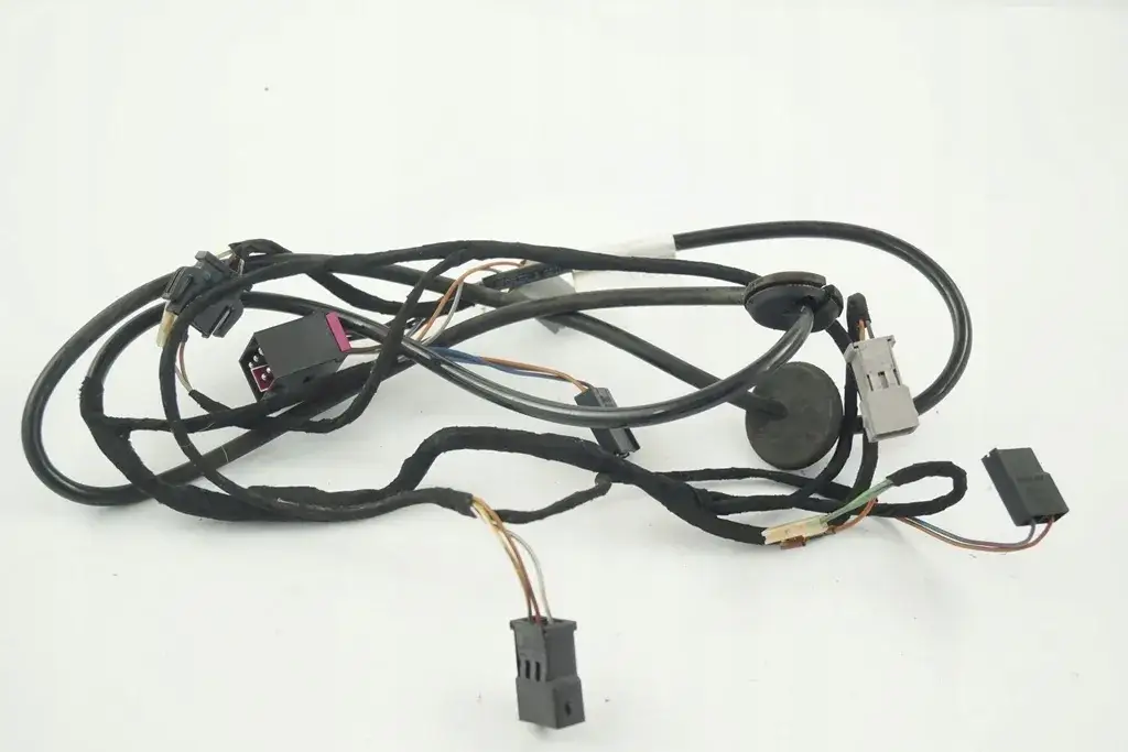 Audi 80 B4 wiązka tylnej klapy lokalizacja