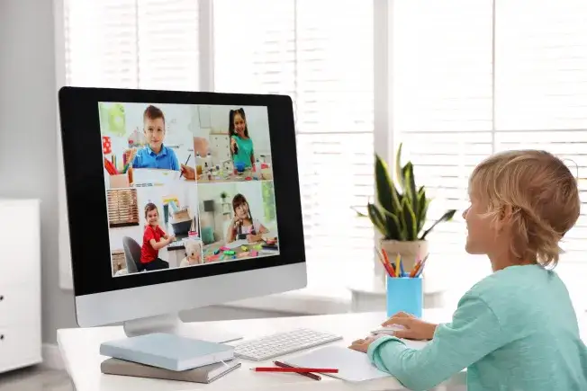 uczniowie korzystający z laptop&oacute;w w klasie, technologia w szkole, nauka online i stacjonarna