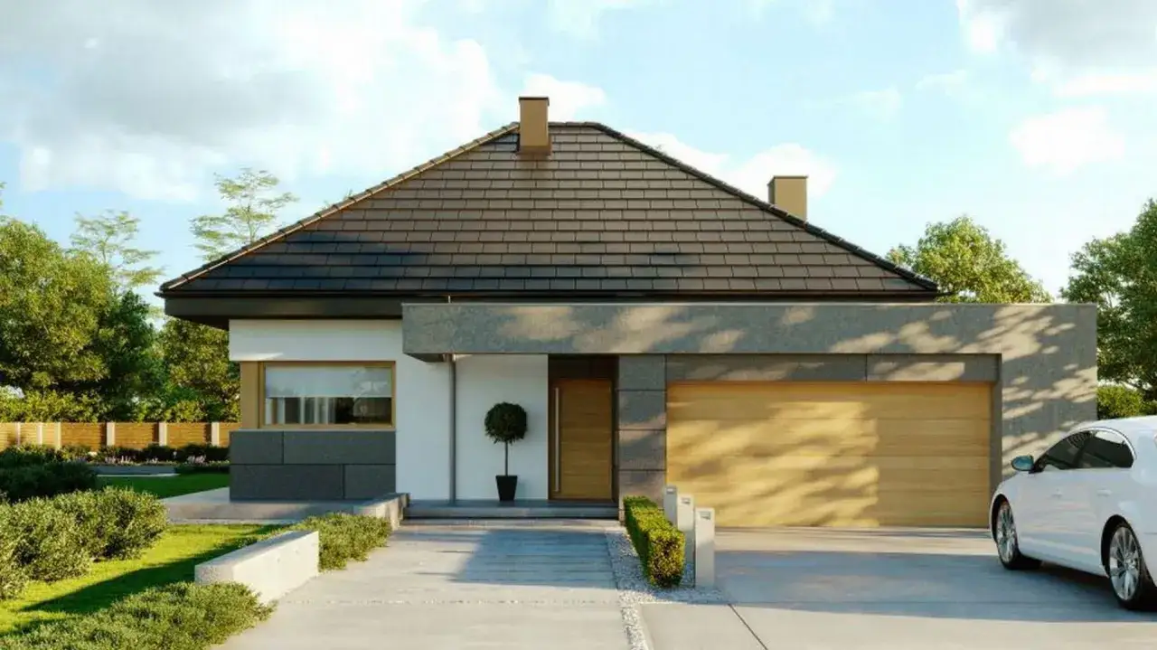 Nowoczesny dom z jasnymi kolorami elewacji, drewnianą bramą garażową i białym samochodem na podjeździe.