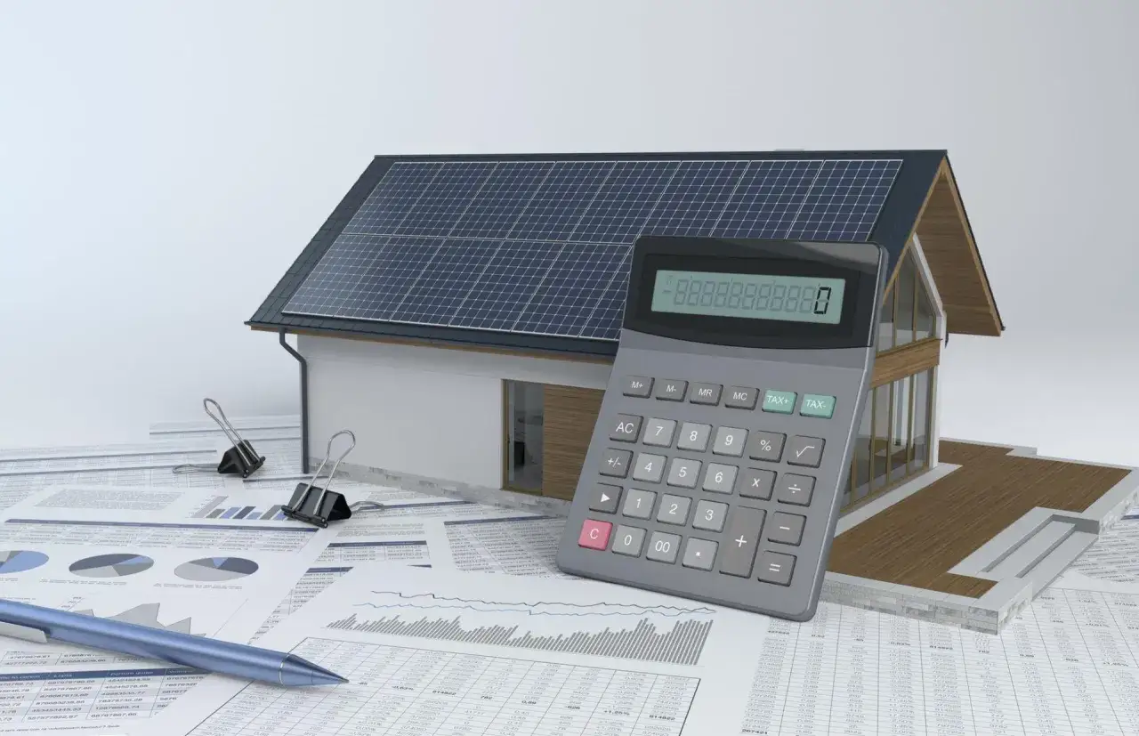 Dom z panelami słonecznymi, kalkulator z wyświetlonymi cyframi, dokumenty z wykresami i długopis. Obliczenia kody licznika energii elektrycznej.
