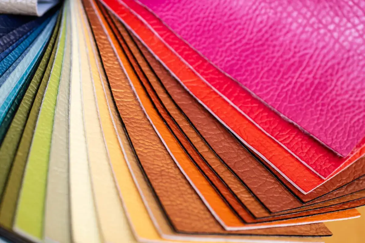 Pr&oacute;bnik prezentuje r&oacute;żnorodne rodzaje sk&oacute;ry naturalnej w szerokiej gamie kolor&oacute;w, od błękit&oacute;w i zieleni po ciepłe brązy i intensywne r&oacute;że.