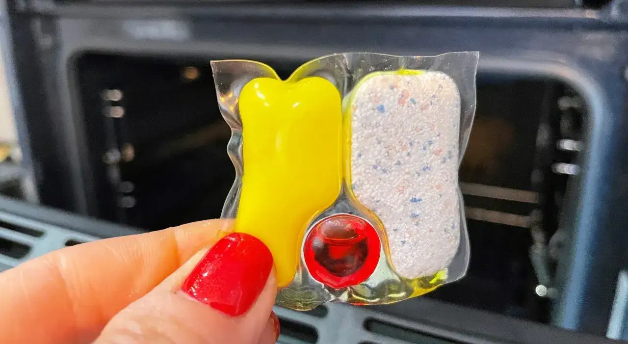 czyszczenie szyby piekarnika tabletką do zmywarki