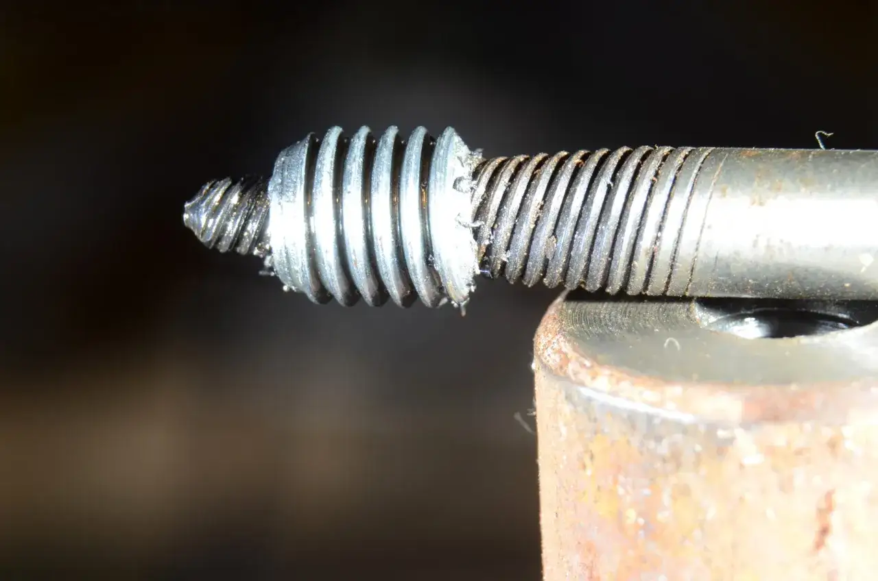 Fragment urwanej śruby z gwintem, przygotowany do metody jak wykręcić urwaną śrubę z piasty.