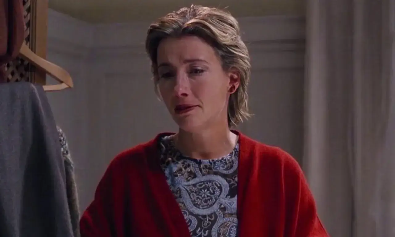 Emma Thompson w czerwonym kardiganie, wzruszona. To właśnie miłość obsada.