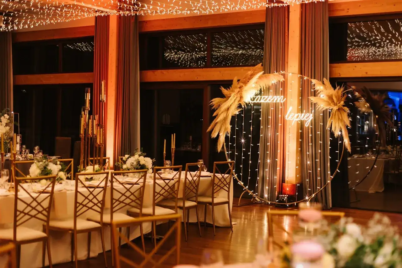 Elegancka sala weselna w hotelu Kolumna Park. Dekoracje ze światełek i traw pampasowych.