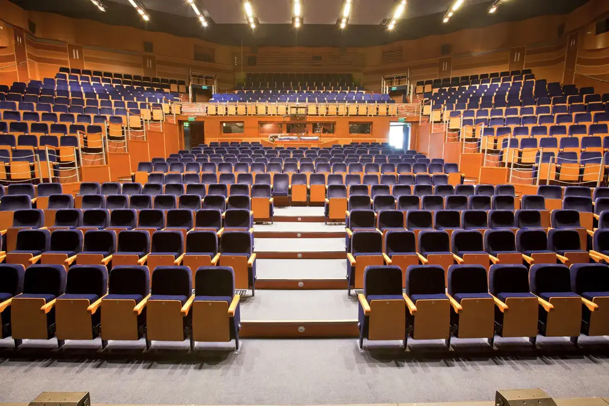 Puste rzędy siedzeń w Teatrze Muzycznym w Gdyni. Ile miejsc ma teatr muzyczny w Gdyni? Trudno policzyć, ale jest ich mnóstwo!