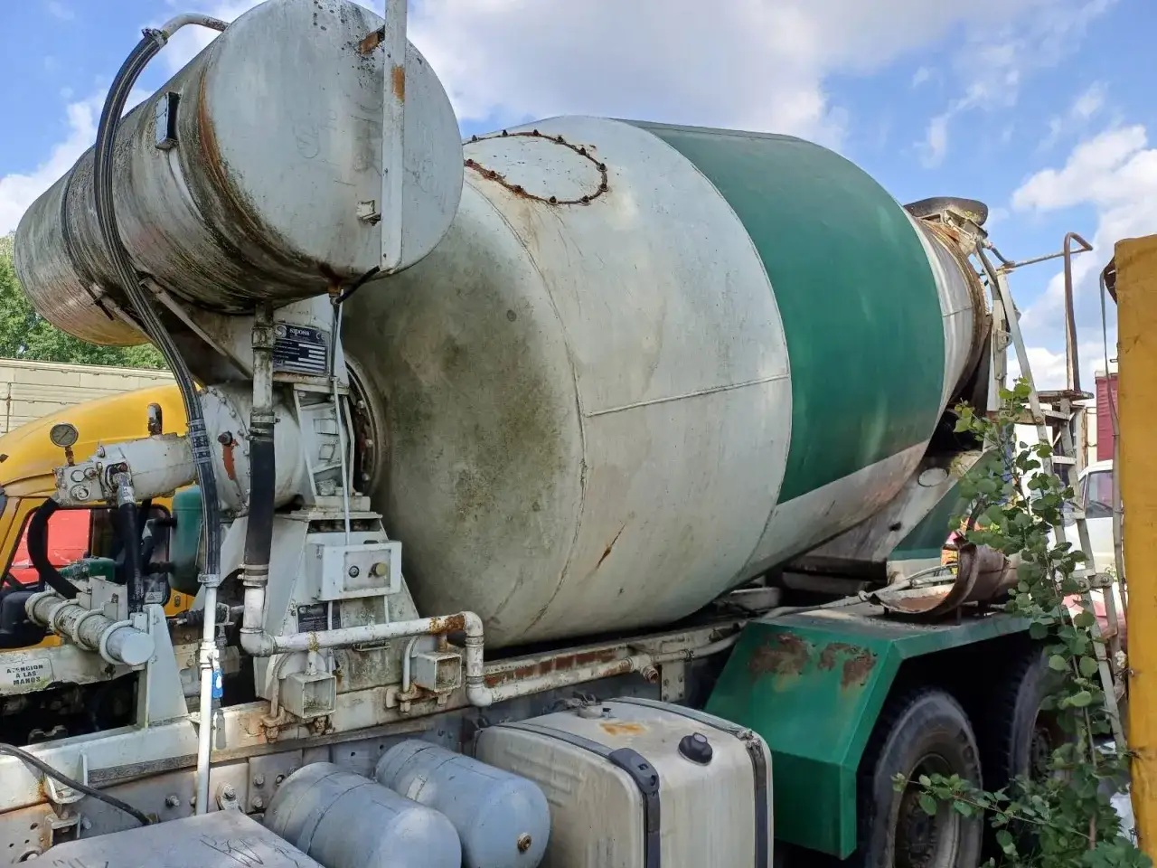 Betoniarka gotowa do pracy. Jaki beton na posadzkę w domu? Ta maszyna dostarczy idealny materiał.