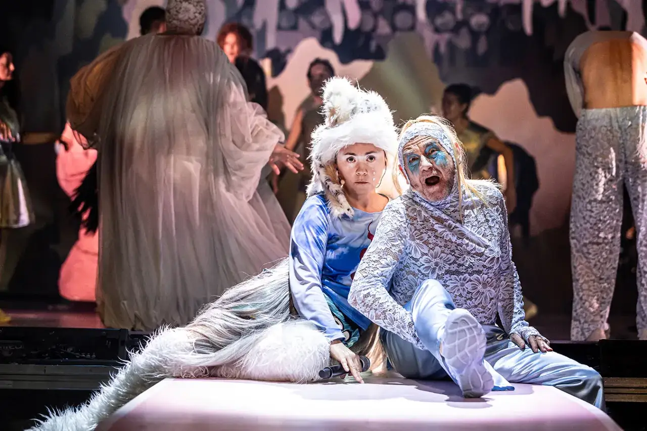 Dwaj artyści w ekstazie, przygotowujący się do jednych z najlepszych spektakli teatralnych. Ich makijaż i stroje są niezwykłe.