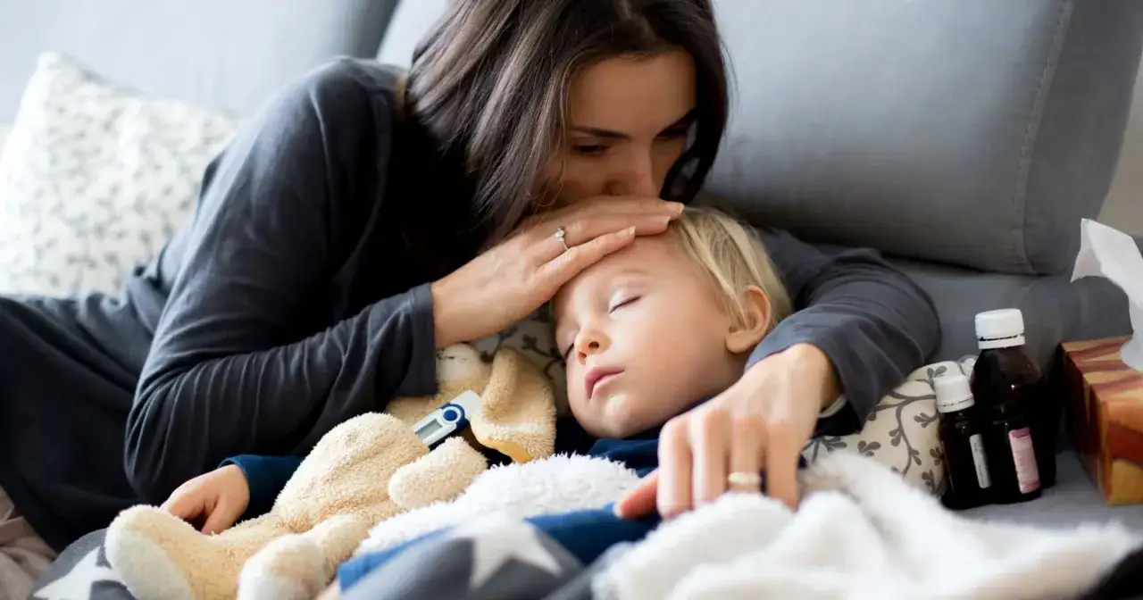 Rodzic zastanawia się nad drzemką dziecka
