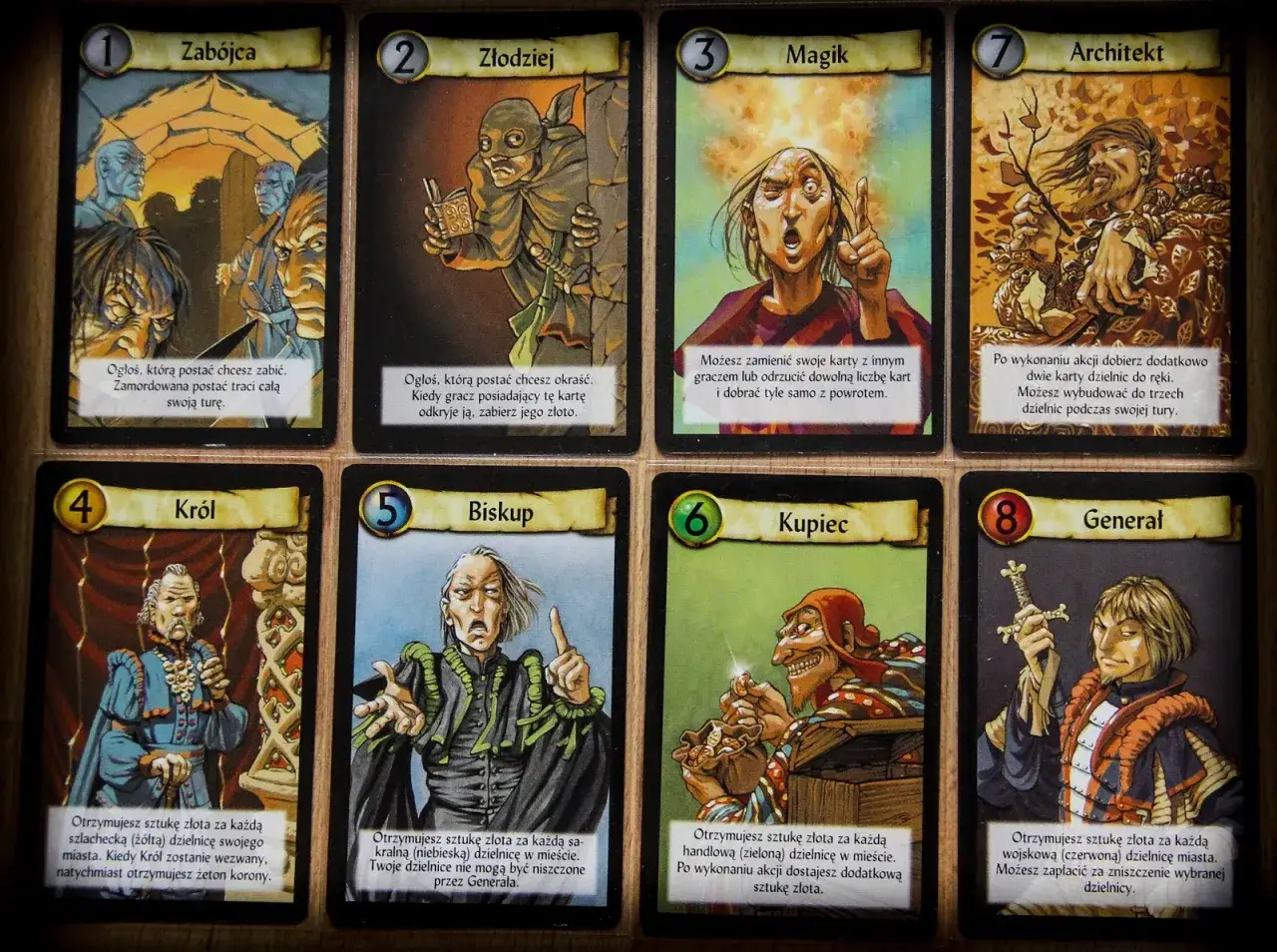 Karty postaci z gry planszowej Cytadela: Zabójca, Złodziej, Magik, Król, Biskup, Kupiec, Architekt, Generał.