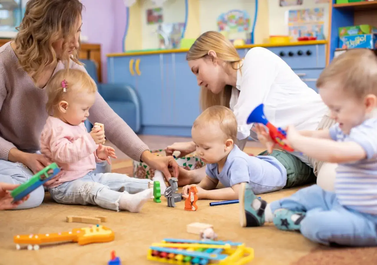 dzieci w żłobku bawiące się, opiekunka z dziećmi