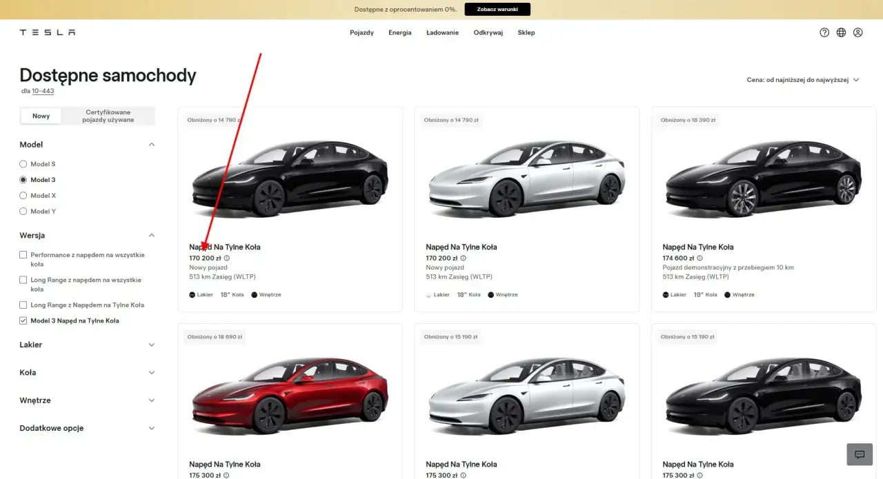 Czarne i srebrne Tesle Model 3 z napędem na tylne koła, dostępne od 170 200 zł. Sprawdź, ile kosztuje samochód Tesla.