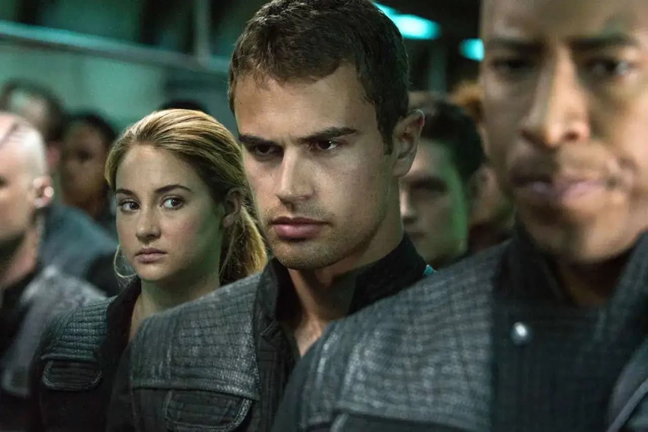 Theo James w filmach i serialach, tutaj w scenie z Tris.