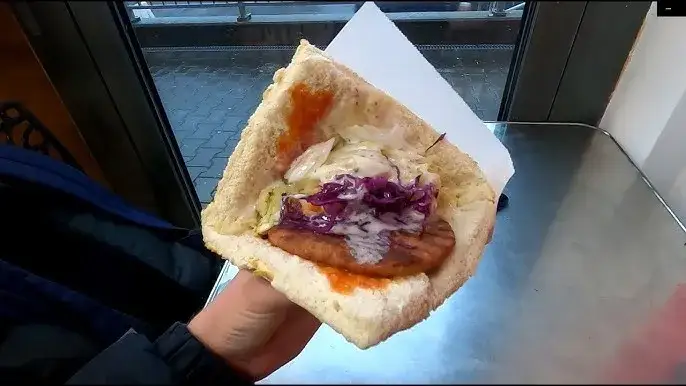 historyczny hamburger w bułce