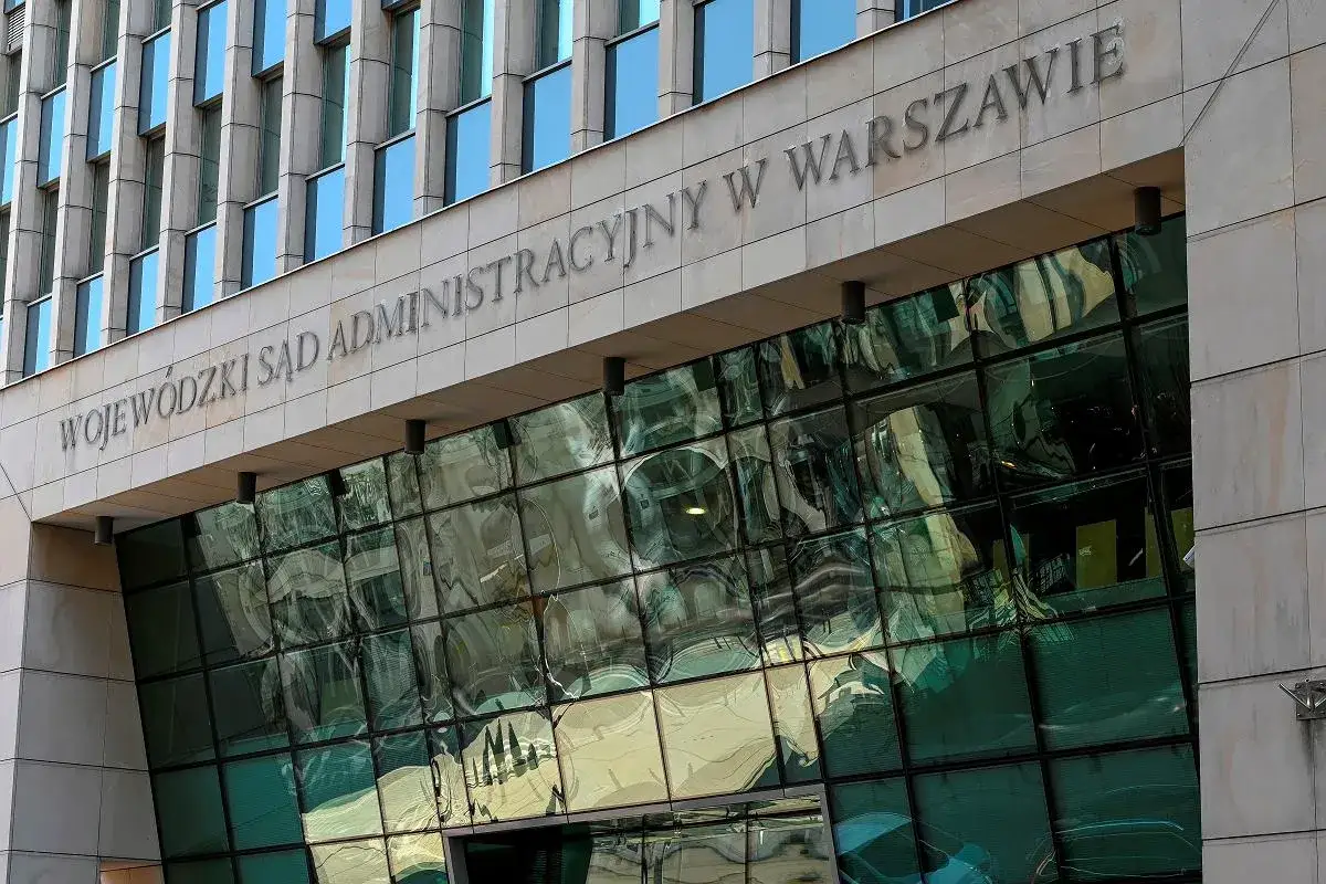 Wojewódzki Sąd Administracyjny w Warszawie. Budynek sądu z nowoczesną, szklaną fasadą odbijającą otoczenie.