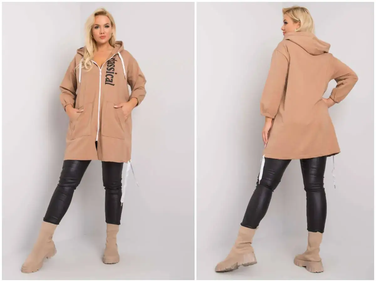 Kobieta w beżowej bluzie damskiej XXL z kapturem i napisem 
