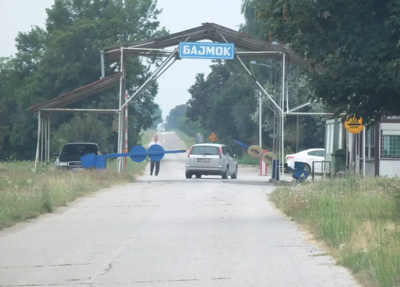Przejście graniczne Bajmok. Samochody czekają na odprawę. Czy Serbia jest bezpieczna? Wygląda na spokojne.
