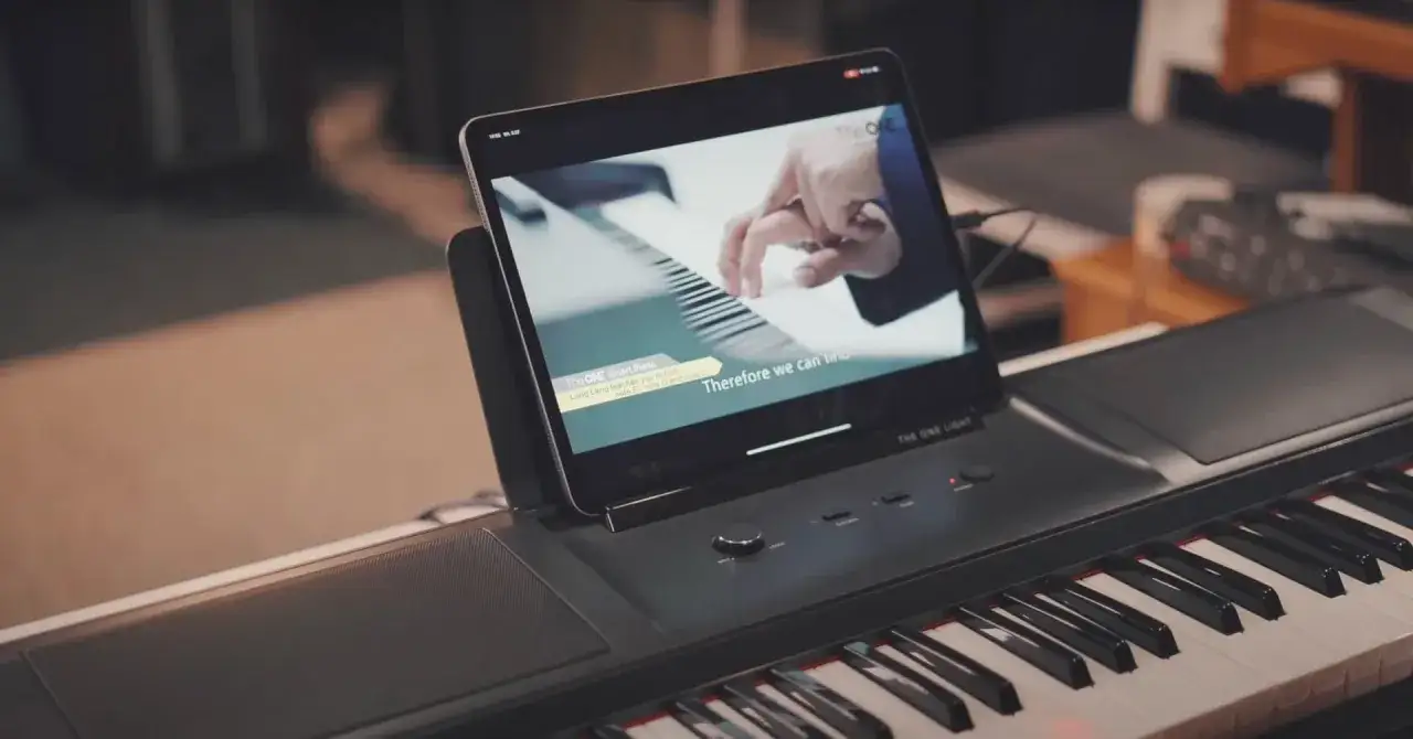 Nowoczesne pianino z tabletem ułatwiającym naukę gry na pianinie online. Lang Lang uczy odnajdywać nuty.