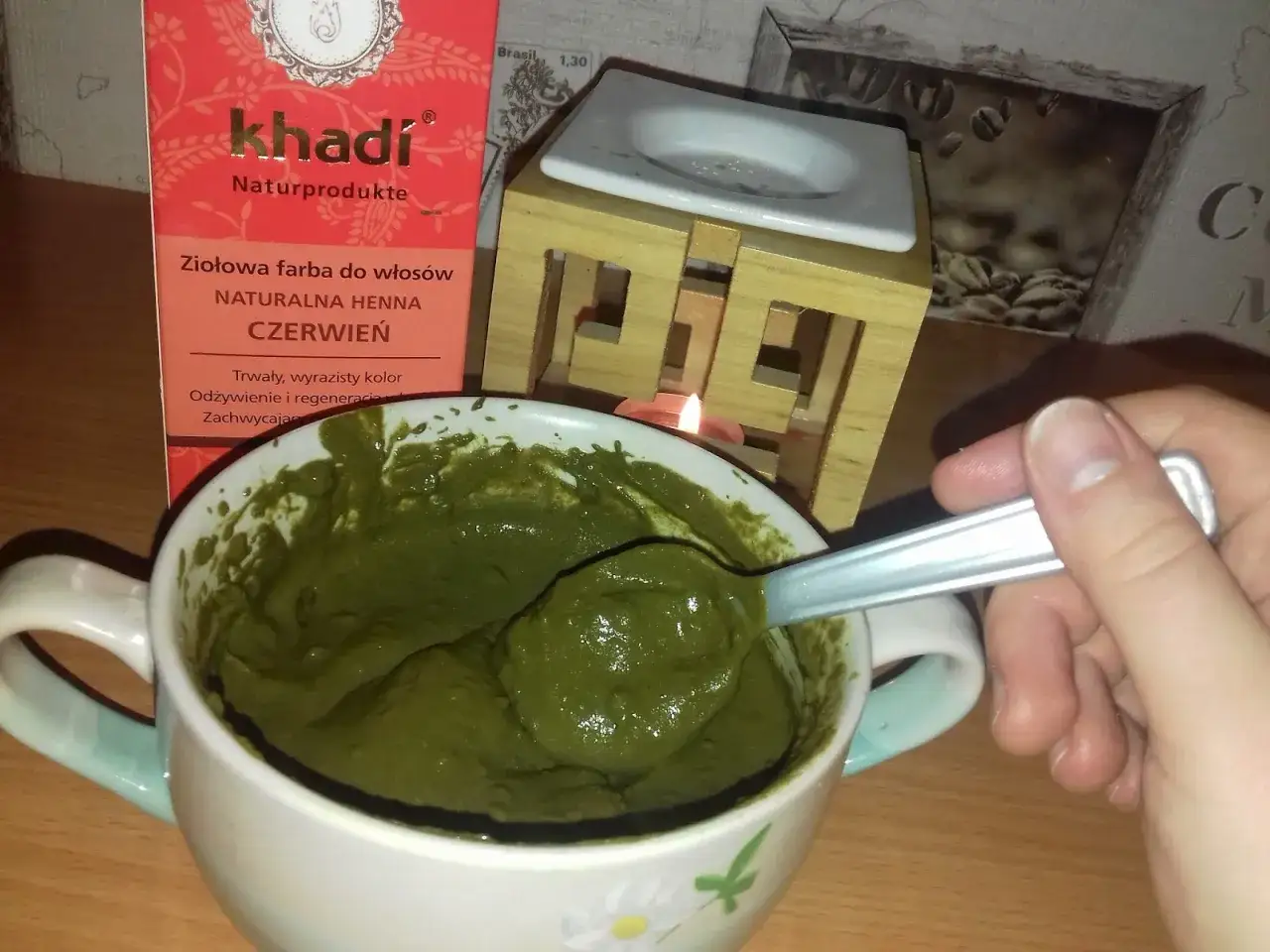 Przygotowanie henny ziołowej w misce