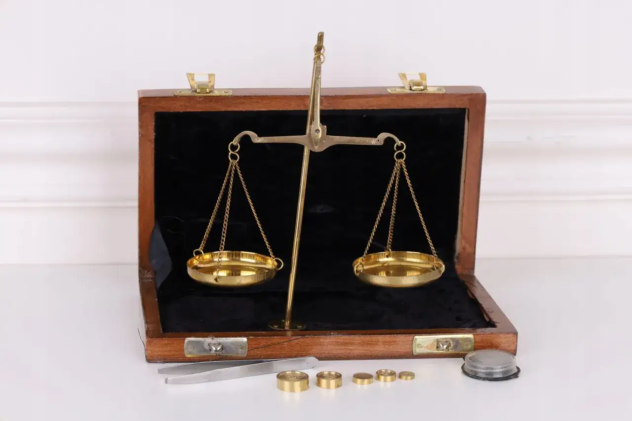 waga szalkowa z symbolem pieniędzy i książki