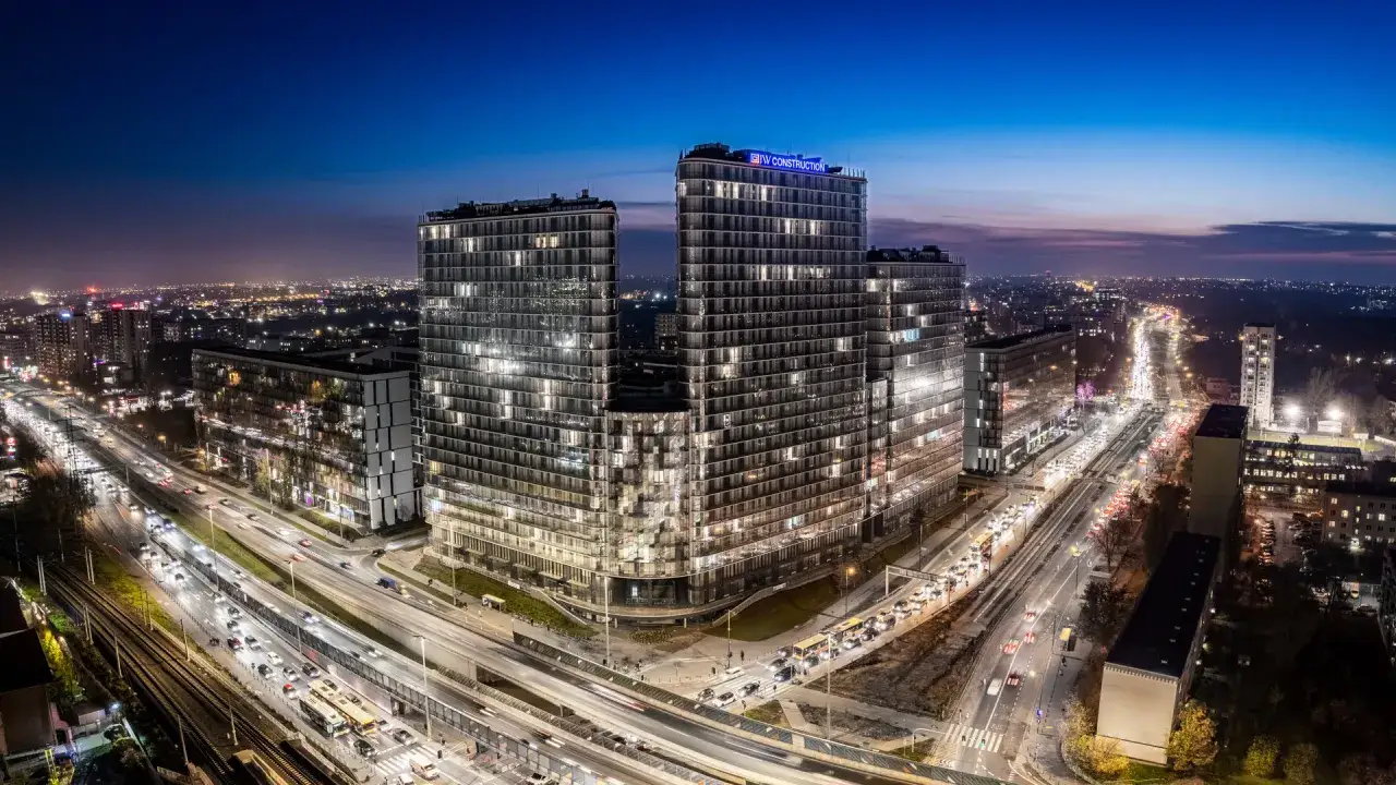 Nocna panorama Warszawy z nowoczesnymi wieżowcami i oświetloną autostradą. Idealne instagramowe miejsca Warszawa na wieczorne zdjęcia.