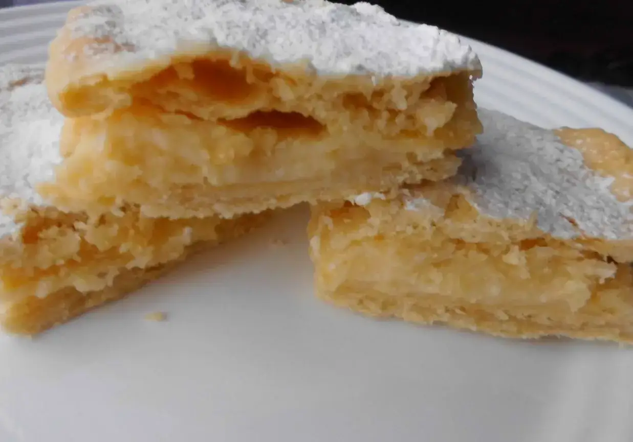 Kruche ciasto napoleon, puszysty krem i cukier puder. Idealny przepis na domowe ciasto napoleon.