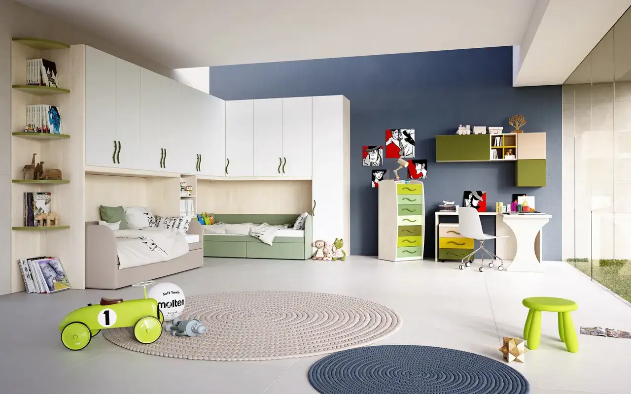 Jasny, nowoczesny mały pok&oacute;j dla 3 dzieci z dwoma ł&oacute;żkami, biurkiem i mn&oacute;stwem miejsca do przechowywania.