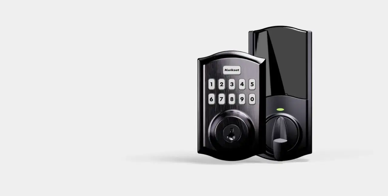 Nowoczesny zamek Kwikset z klawiaturą numeryczną i pokrętłem. Zapewnia bezpieczną kontrolę dostępu drzwi.