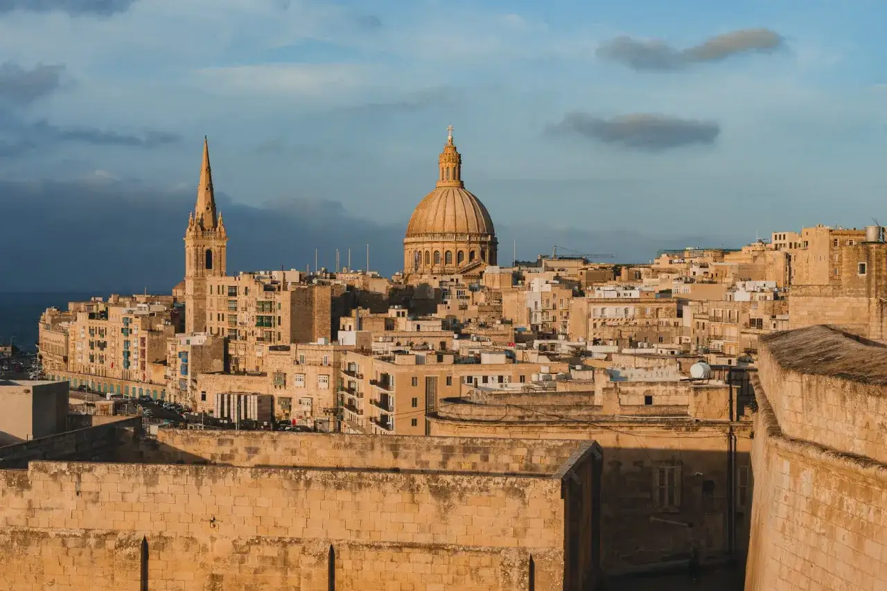 Malta, piękna panorama miasta z kopułą i wieżą kościelną. Czy Malta jest w UE? Tak, jest!