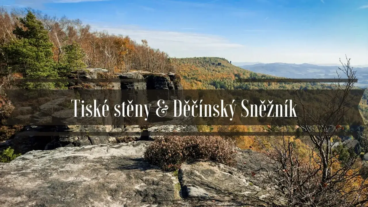 Jesienny krajobraz z piaskowcowymi skałami i lasami. Góry w Czechach, widok na Tiské stěny i Děčínský Sněžník.