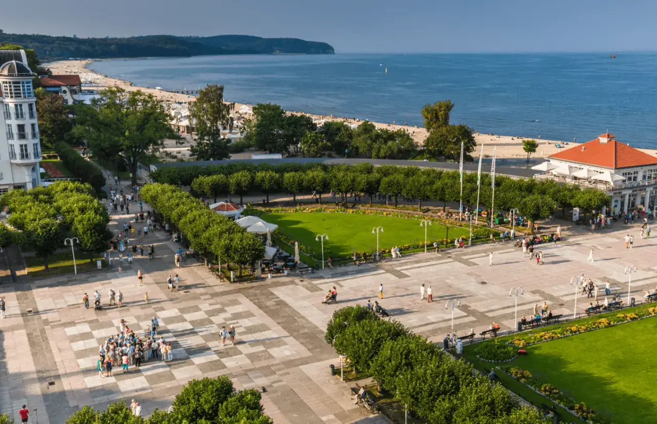 Sopot na weekend: spacer po molo, plaża i zielone skwery. Tłumy ludzi cieszą się słońcem i widokiem na morze.